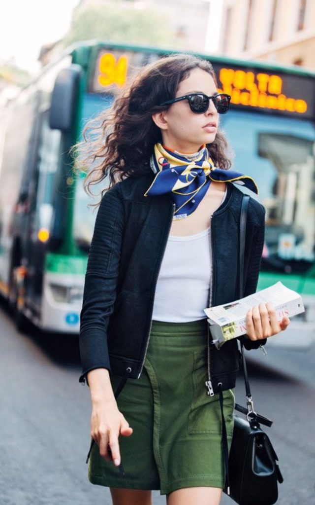 look con foulard annodato alla gola